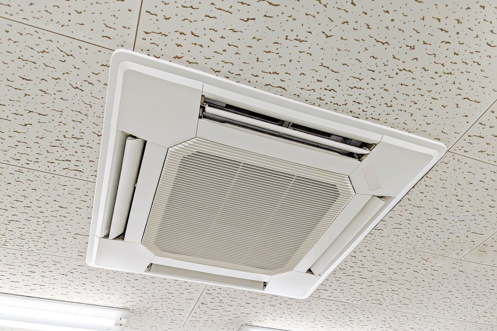 天井埋め込み型エアコンの画像
